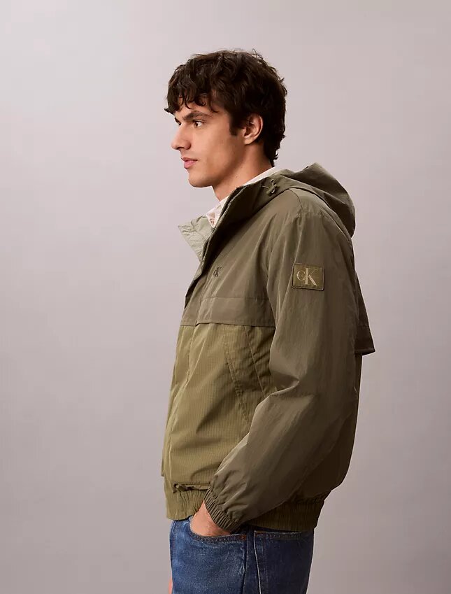 Casaco leve em nylon e materiais mistos Casaco leve em nylon e materiais mistos