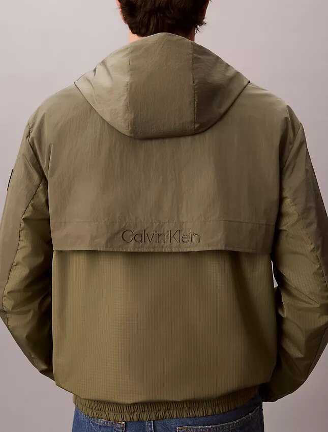 Casaco leve em nylon e materiais mistos Casaco leve em nylon e materiais mistos