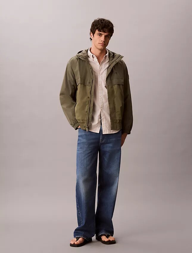 Casaco leve em nylon e materiais mistos Casaco leve em nylon e materiais mistos