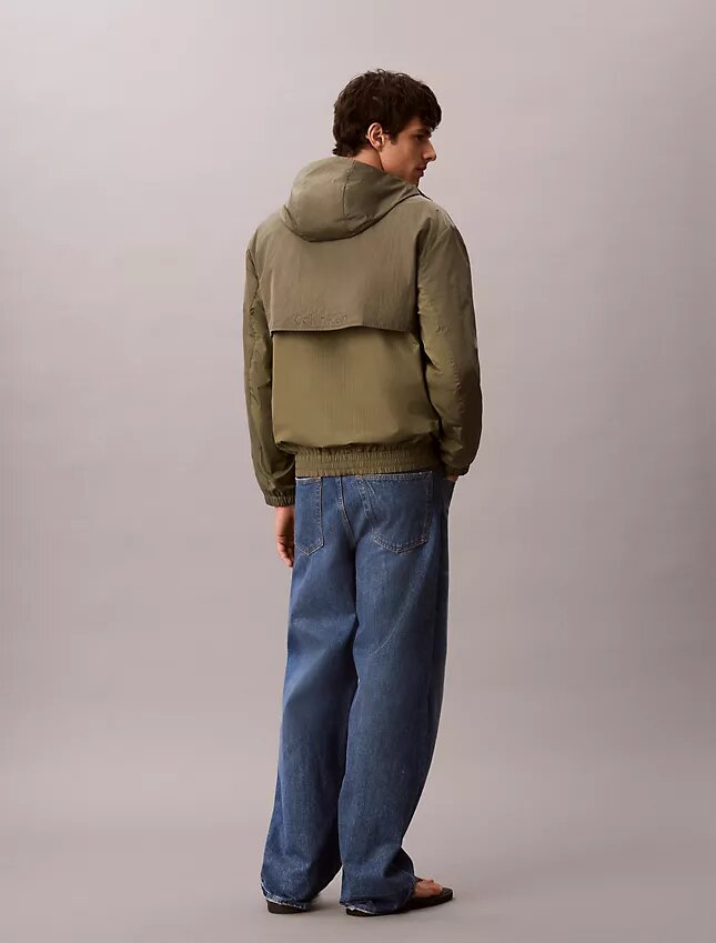 Casaco leve em nylon e materiais mistos Casaco leve em nylon e materiais mistos