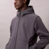 Casaco Softshell com capuz e fecho Casaco Softshell com capuz e fecho