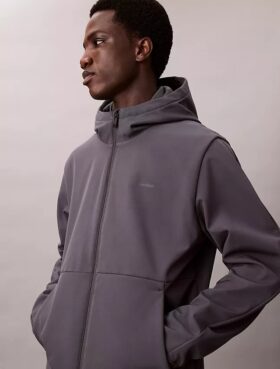 Casaco Softshell com capuz e fecho