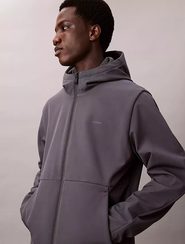 Casaco Softshell com capuz e fecho Casaco Softshell com capuz e fecho