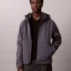 Casaco Softshell com capuz e fecho Casaco Softshell com capuz e fecho