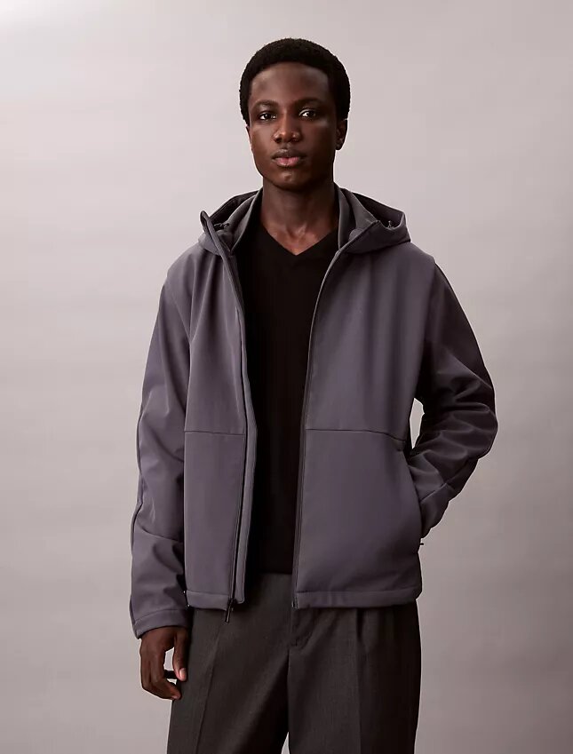 Casaco Softshell com capuz e fecho Casaco Softshell com capuz e fecho