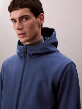 Casaco Softshell com capuz e fecho