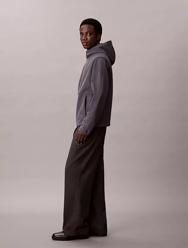 Casaco Softshell com capuz e fecho Casaco Softshell com capuz e fecho