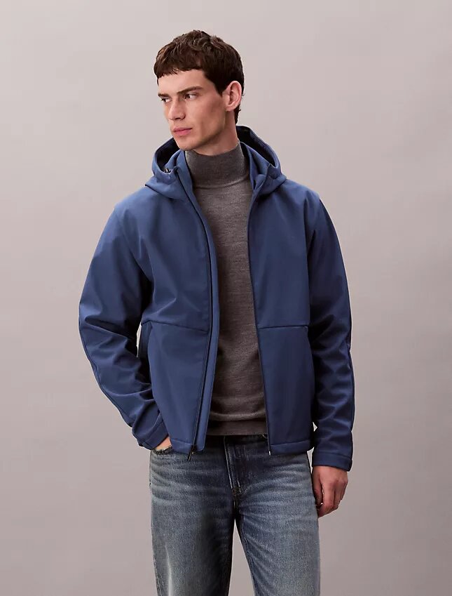 Casaco Softshell com capuz e fecho Casaco Softshell com capuz e fecho