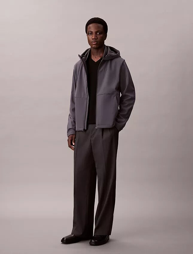 Casaco Softshell com capuz e fecho Casaco Softshell com capuz e fecho