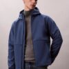 Casaco Softshell com capuz e fecho Casaco Softshell com capuz e fecho