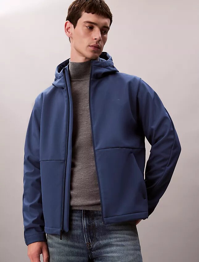 Casaco Softshell com capuz e fecho Casaco Softshell com capuz e fecho