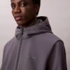 Casaco Softshell com capuz e fecho Casaco Softshell com capuz e fecho