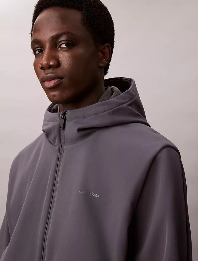 Casaco Softshell com capuz e fecho Casaco Softshell com capuz e fecho