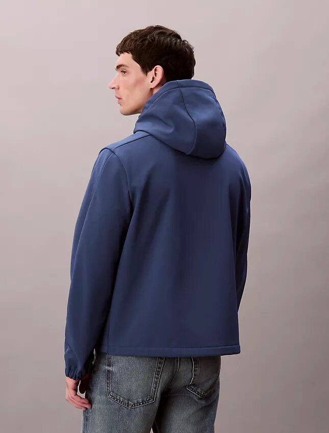 Casaco Softshell com capuz e fecho Casaco Softshell com capuz e fecho