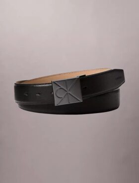 Cinto com placa com logótipo em relevo