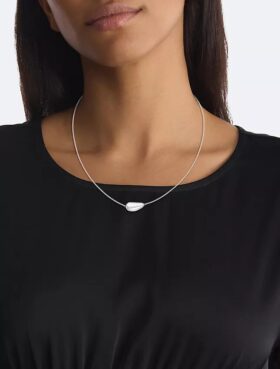Colar com pingente em forma de gota