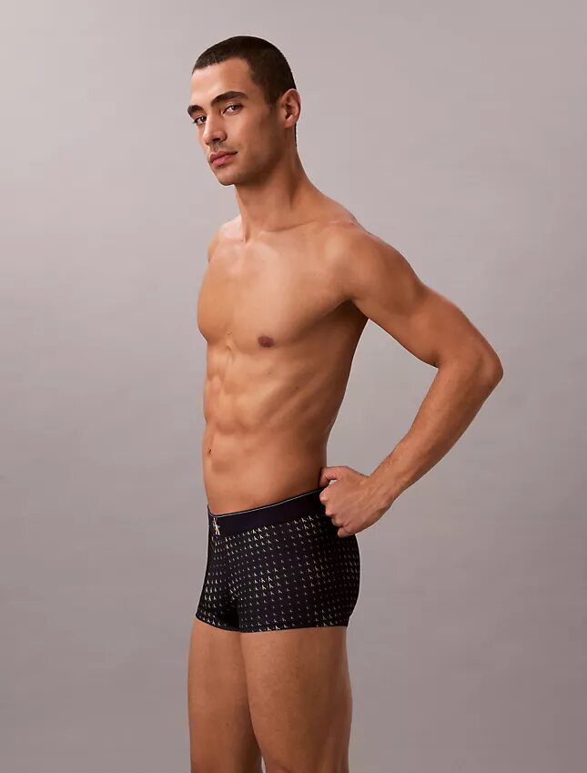 Cueca Low Rise Trunk em microfibra elástica com Monogram gráfico Cueca Low Rise Trunk em microfibra elástica com Monogram gráfico
