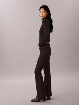 Jeans de cintura alta e corte largo