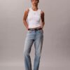 Jeans de cintura alta e corte reto