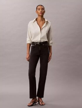 Jeans de cintura alta e corte reto Jeans de cintura alta e corte reto