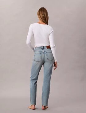 Jeans de cintura alta e corte reto
