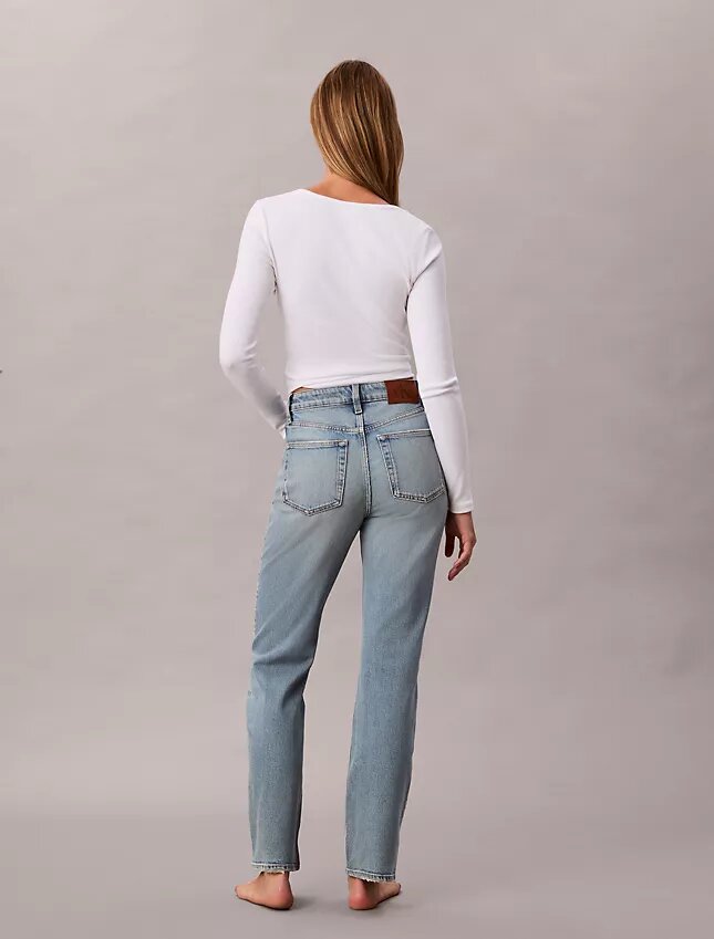 Jeans de cintura alta e corte reto Jeans de cintura alta e corte reto