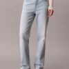 Jeans de cintura alta e corte reto Jeans de cintura alta e corte reto