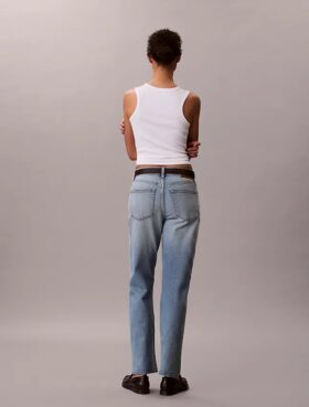 Jeans de cintura alta e corte reto Jeans de cintura alta e corte reto