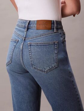 Jeans de cintura alta e corte reto Jeans de cintura alta e corte reto