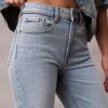 Jeans de cintura alta e corte reto