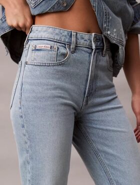Jeans de cintura alta e corte reto Jeans de cintura alta e corte reto