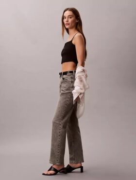 Jeans de cintura alta e corte reto Jeans de cintura alta e corte reto