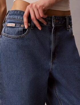 Jeans de cintura alta e corte reto Jeans de cintura alta e corte reto