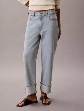 Jeans de cintura alta e corte reto Jeans de cintura alta e corte reto