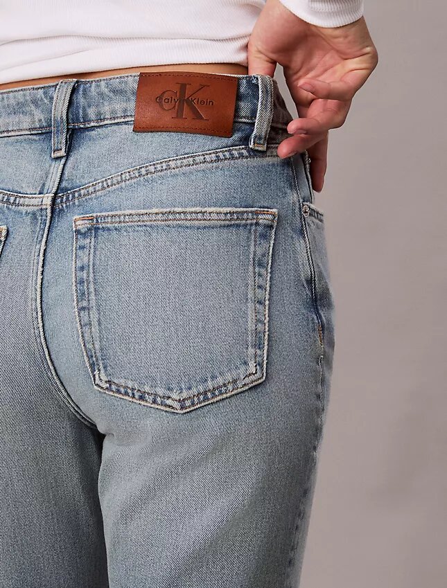 Jeans de cintura alta e corte reto Jeans de cintura alta e corte reto