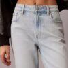 Jeans de cintura alta e corte reto Jeans de cintura alta e corte reto