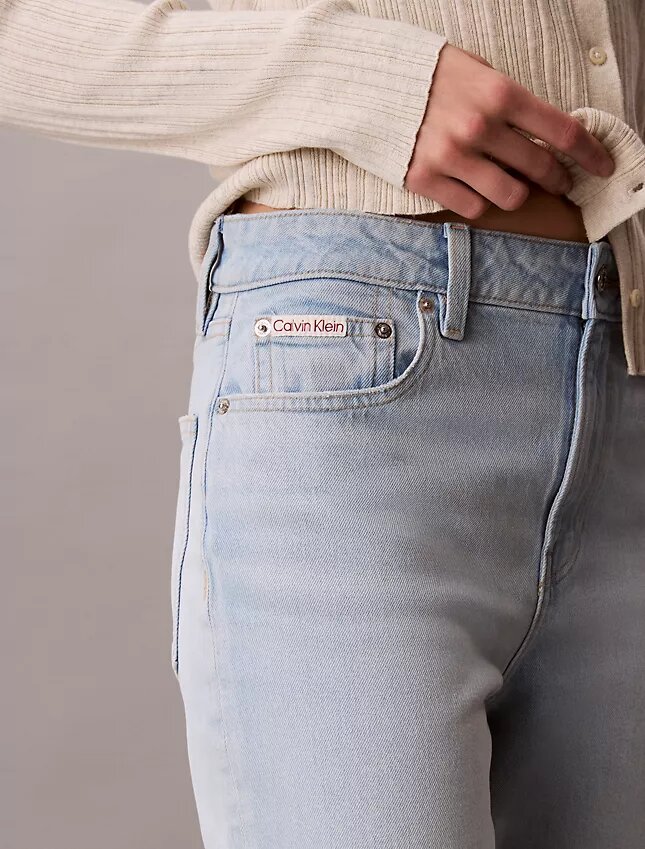 Jeans de cintura alta e corte reto Jeans de cintura alta e corte reto