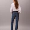 Jeans de cintura alta e corte reto Jeans de cintura alta e corte reto