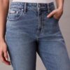 Jeans de cintura alta e corte reto