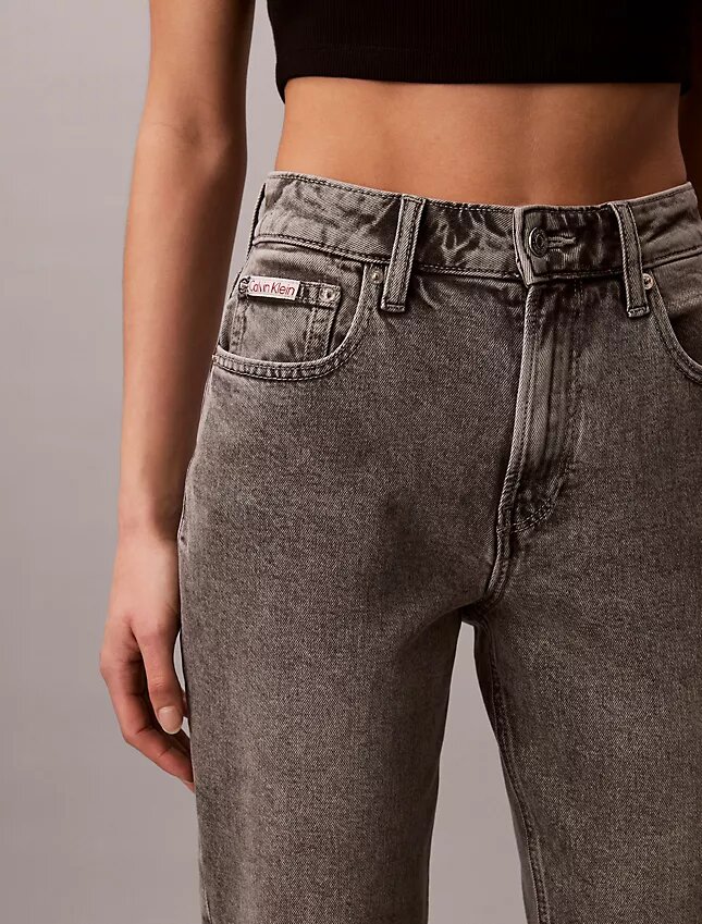 Jeans de cintura alta e corte reto Jeans de cintura alta e corte reto