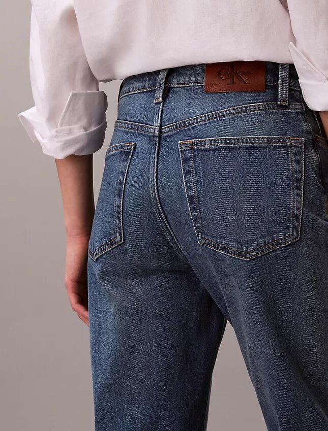 Jeans de cintura alta e corte reto Jeans de cintura alta e corte reto