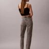 Jeans de cintura alta e corte reto Jeans de cintura alta e corte reto