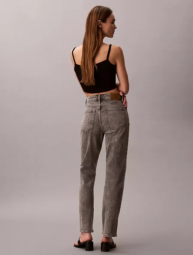 Jeans de cintura alta e corte reto Jeans de cintura alta e corte reto