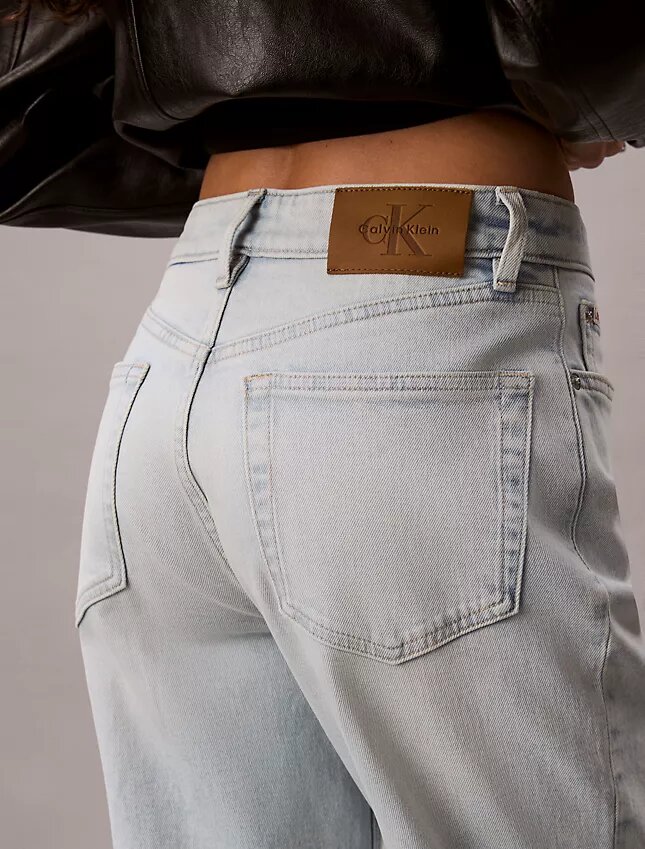 Jeans de cintura alta e corte reto Jeans de cintura alta e corte reto