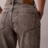 Jeans de cintura alta e corte reto Jeans de cintura alta e corte reto
