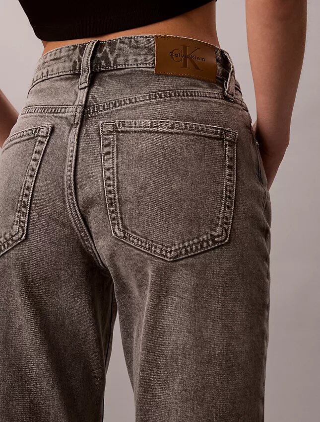 Jeans de cintura alta e corte reto Jeans de cintura alta e corte reto