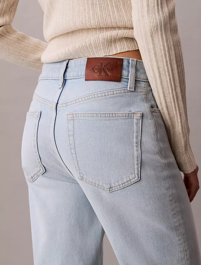 Jeans de cintura alta e corte reto Jeans de cintura alta e corte reto