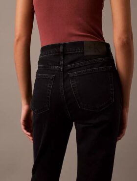 Jeans de cintura média e corte largo