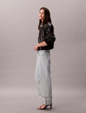 Jeans largos com bainha larga