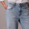 Jeans largos com bainha larga